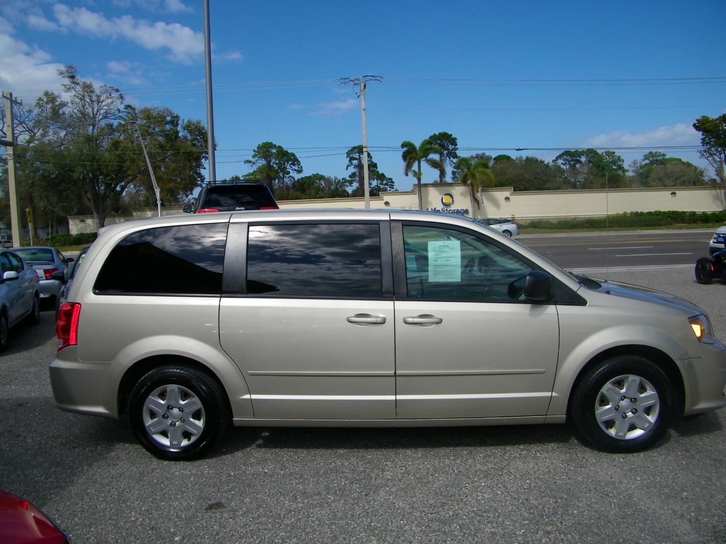 2013 GOLD /Black Dodge Grand Caravan SE (2C4RDGBG3DR) with an 3.6L V6 DOHC 24V engine, Automatic transmission, located at 4000 Bee Ridge Road, Sarasota, FL, 34233, (941) 926-0300, 27.298664, -82.489151 - Photo#3